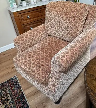 COZY OVERSTUFF CHAIR