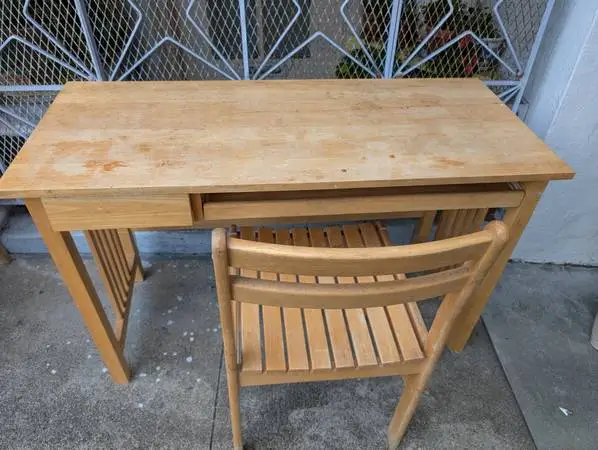 Used Wood table/desk with drawers