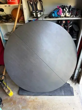 Round table with leaf
