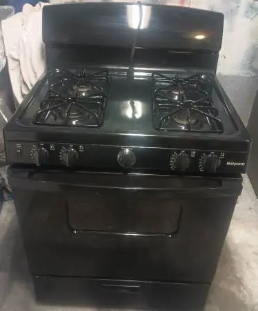 Like New GE Shiny Black Stove