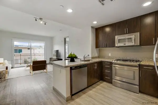 Newer 2 Bedroom in Encino ^ Central Air Conditioning ^ Washer/Dryer