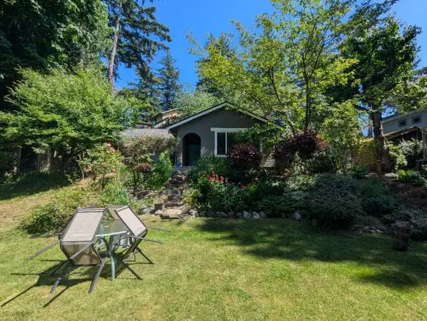 Charming 3 bedroom Garden Cottage in Snug Cove, Bowen Island for rent
