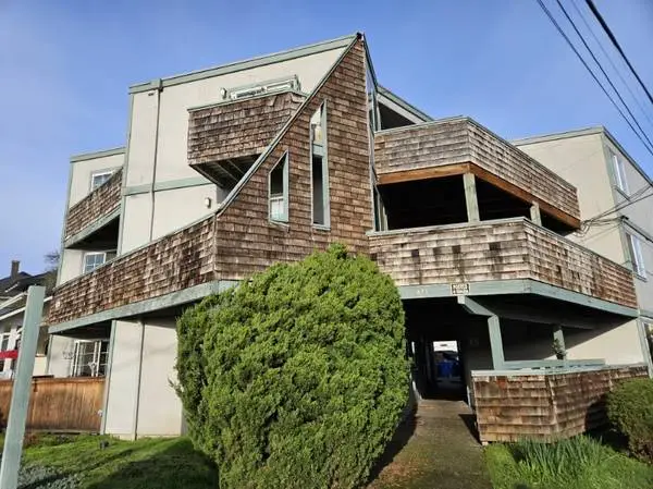 Cozy Quad Near Campus! ~ 441 E 17th #18