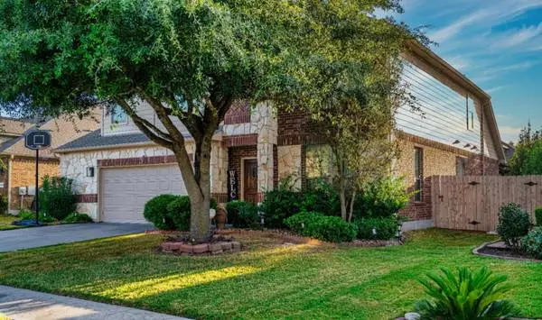 Move-in Ready*Open plan*Remodeled Island Kitchen*Custom closest