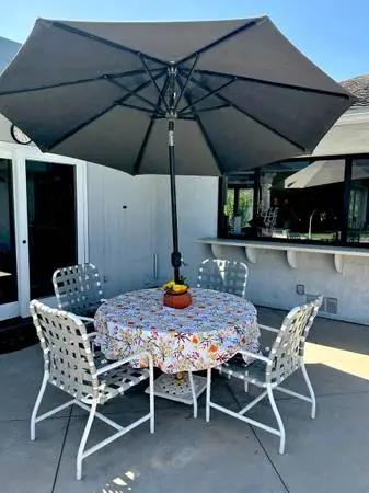 6pc Patio Set 48” Round White Metal w/Glass Top Table, Lg Umbrella + 4 chairs