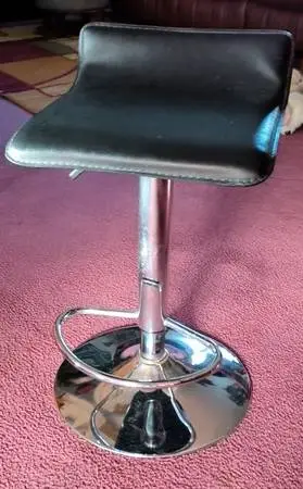 Backless Adjustable Chair In Great Condition Adjusts From 21 Low To 32