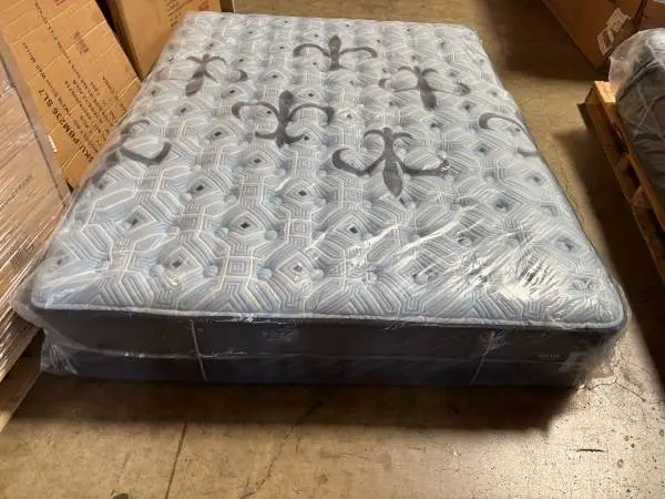 New Queen Stearns and Foster Estate Collection Mattress