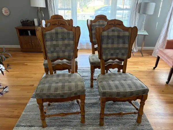 4 dinning chairs in good condition.
