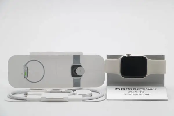 LIKE NEW - 44MM Apple Watch SE Gen 3 Starlight GPS *Warranty 01/20/27*