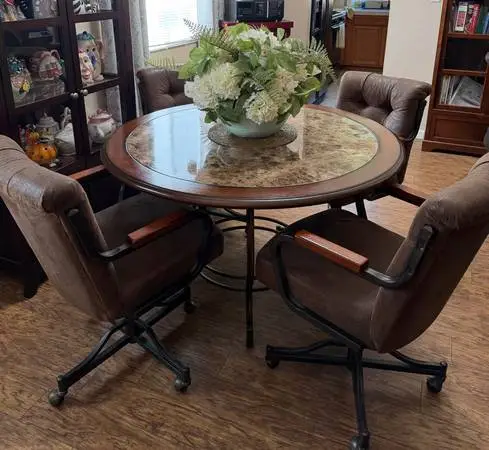 Beautiful RC Wiley Table and four Chairs