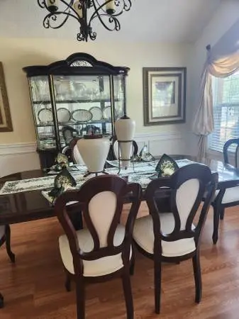 6 Seat Dining Room set + lighted China Cabinet