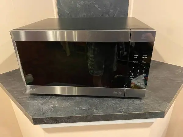 LG 2.0 cubic foot countertop microwave - Excellent Condition