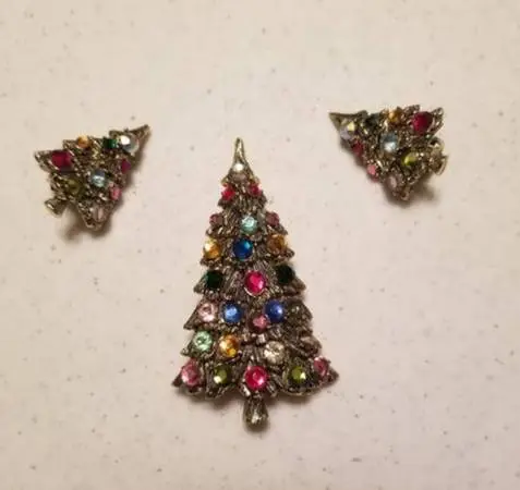 Vintage Jeweled Christmas Tree Pin Brooch w Matching Tree Earrings