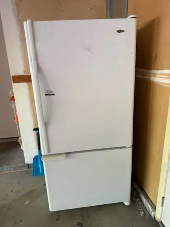 Amana Easy Reach Refrigerator 22.1 cu ft