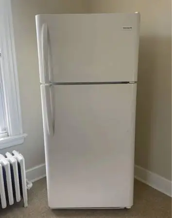 EUC 30 Frigidaire Top Freezer Refrigerator in White-Pick up in Walli,