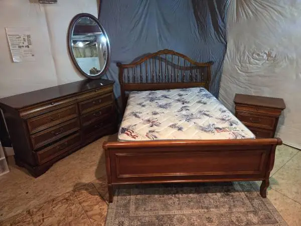 Full / queen-size solid wood bedroom set vintage 1993