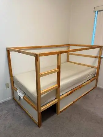 Kura Kids Reversible Twin Bed