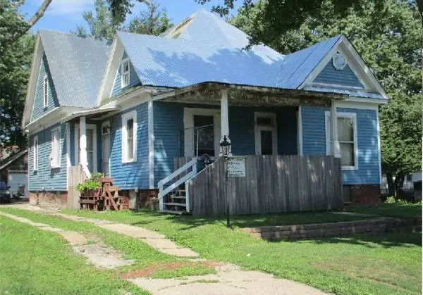 LARGE 1890 Victorian Home