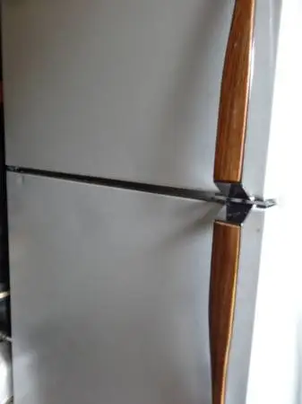 COOL RETRO - ADMIRAL REFRIGERATOR in White with Brown Door Handles