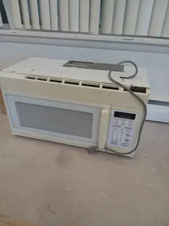 Microwave - stovetop vent style.