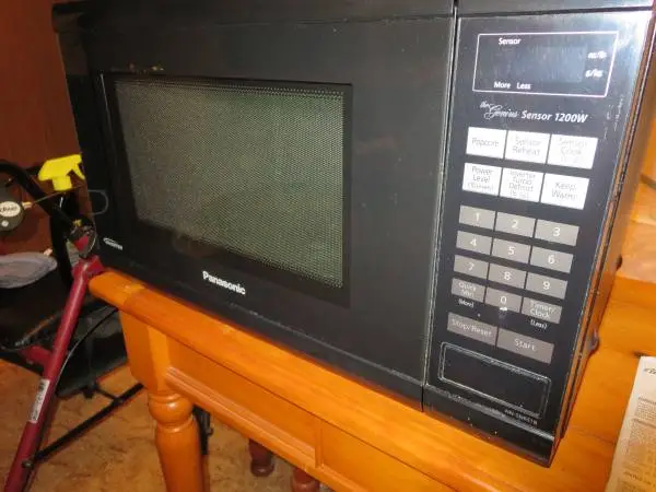 Panasonic 1200 Watts Microwave Oven NNSN657 1.2 (cu. ft.) Inverter tec