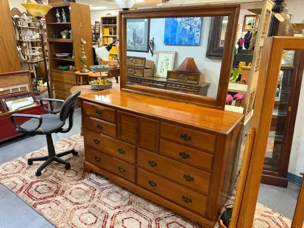 ♦♦ Vintage 9-Drawer Maple Dresser with Mirror ♦♦