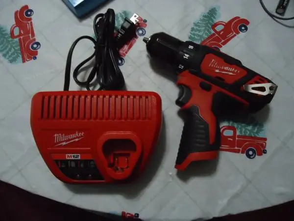 Milwaukee M12 3/8 12 volt cordless drill with battery and charger