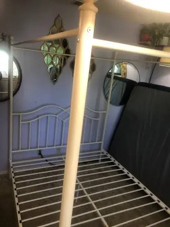 Queen bed frame, white metal *WRONG NUMBER CORRECTED*
