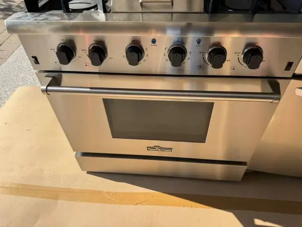 36 Thor Kitchen 4-burner w/griddle stainless steel range