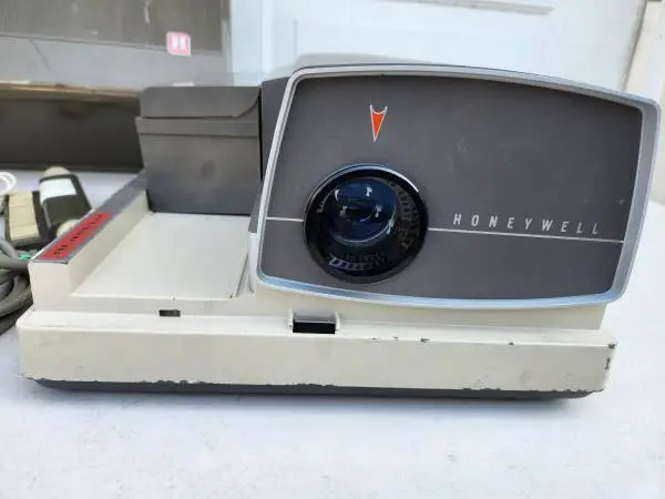 Honeywell Medium format slide projector model 652