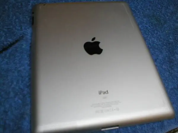 2- APPLE I-PADS ONE UNIT WORKS, ONE DOESNT POWER ON!