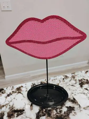 Decoration Decor Pink Kissing Lips Metal Stand / Jewelry Holder Used