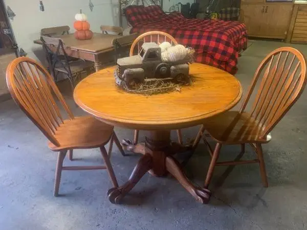 CLAW FOOT SOLID OAK GORGEOUS 42 TABLE WITH 3 CHAIRS