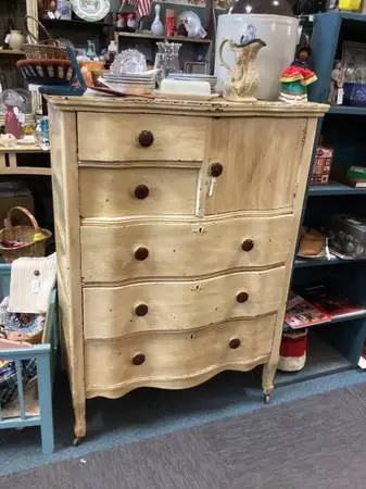 VINTAGE CHEST OF DRAWERS ON ROLLERS W/5 DRAWERS & 1 DOOR