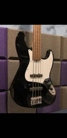 American Fender Fretless Jazz Bass w/case