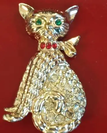 Vintage Cat Rhinestone Gold Tone Brooch Pin 2 Green Eyes Red Collar