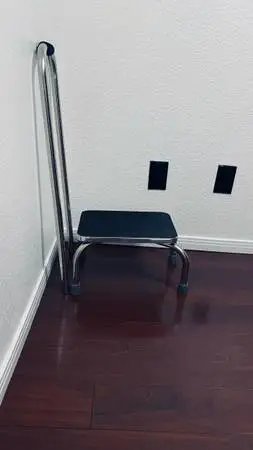 STEPPING STOOL WITH HANDLE (NEW)