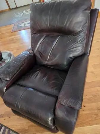 Dark brown leather Flexsteel recliner - $50 (Myrtle Creek)