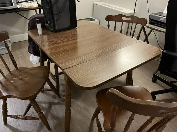 Oak Kitchen Table & 4 Chairs (Good Shape)