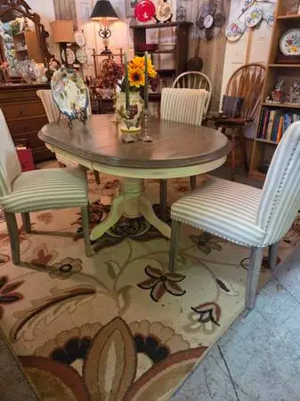 EXQUISIT 42 ROUND FORMAL DINING ROOM SET WITH 4 CHAIRS