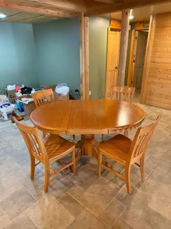 Table with removable leaf and (4) chairs