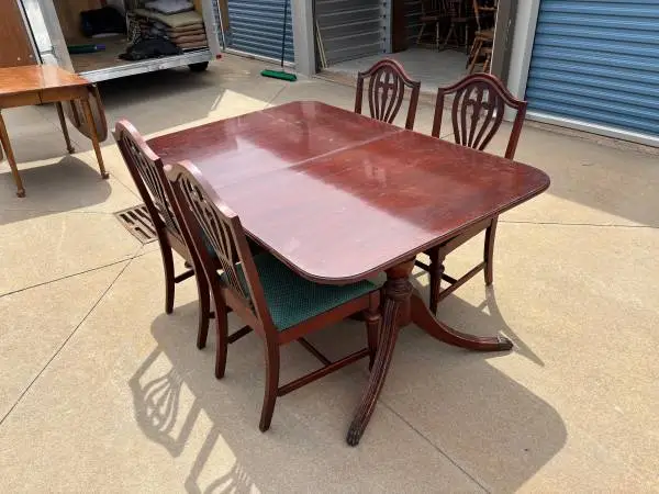 Beautiful Antique Dark Cherry Finished Formal Dining Table w/4 Chairs