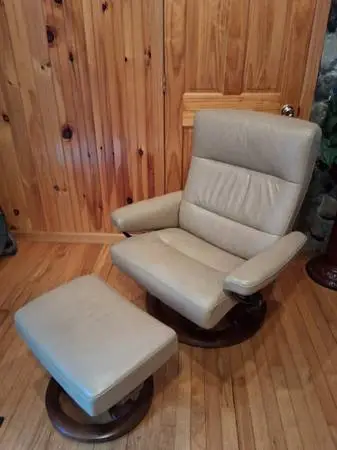 Stressless Swivel Leather Recliner w/ Ottoman (Like New)