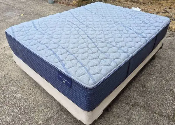 QUEEN SIZE PLUSHTOP MATTRESS SET
