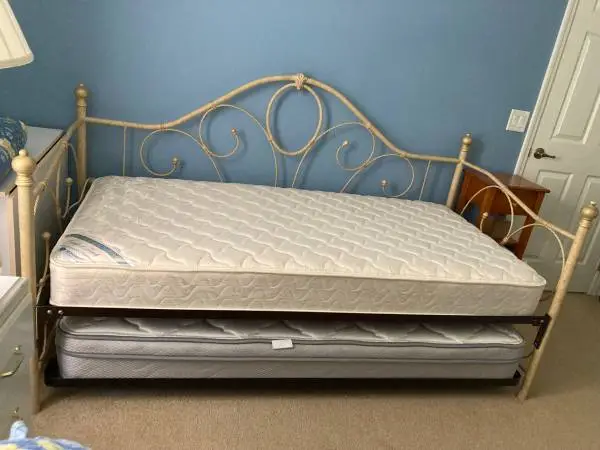 Daybed with trundle and matresses