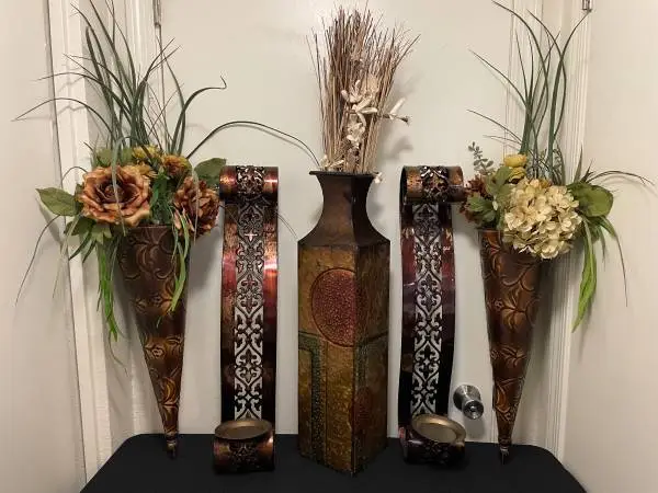 LOVELY GOLD/RED/BROWN METAL DECOR