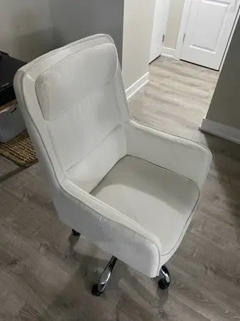 Desk chair with rolling feet