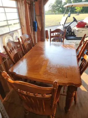 CLASSIC COLONIAL MAPLE TABLE AND 6 CHAIRS