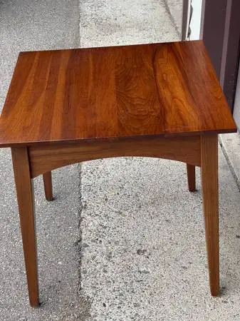 GORGEOUS ETHAN ALLEN WALNUT TABLE ( Nice !!!)