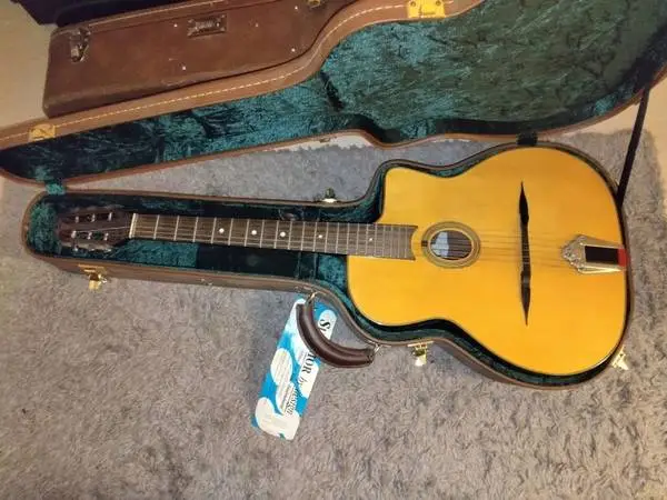 Dell Arte Gypsy guitar model DG-P1 w/hard shell Case and P/U